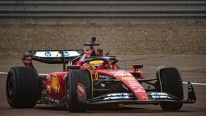 Lewis Hamilton maakt Ferrari F1-debuut op Fiorano