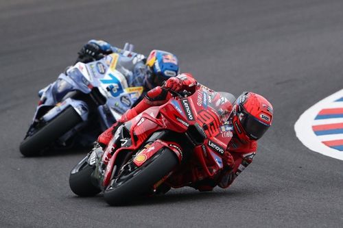 Marc Márquez verslaat Álex Márquez voor vierde dubbelzege op rij